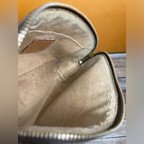 Louis Vuitton Pouch - Picture 9 of 16